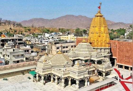 ભાદરવી પૂનમના મેળા પહેલા અંબાજી મંદિરમાં ૨૦૦૦ ઉપરાંત દિવડા ની મહા આરતી કરવામાં આવી